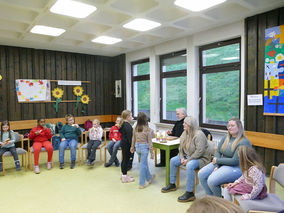 Symbolische Mantelteilung mit den Kommunionkindern (© Karl-Franz Thiede)